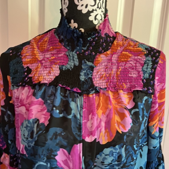 Fabulous😱gorgeous shear floral print blouse with rows of shirring and Gorg tie - Picture 2 of 16
